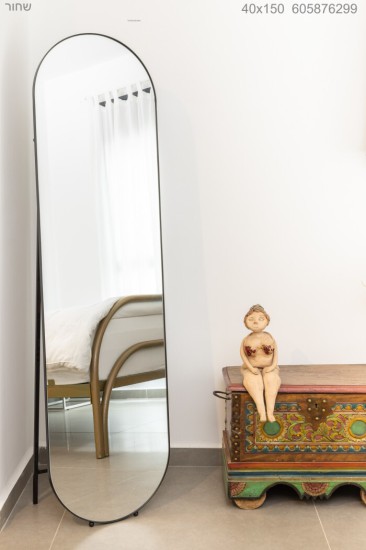 מראה אובלית 40 על 150 עם רגל שחור