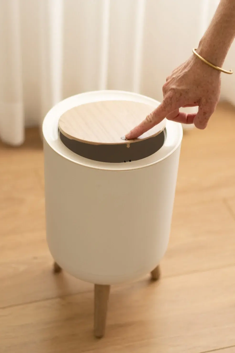 פח על רגליים 7 ליטר קוטר 22 גובה 36 לחיצה מלמילה איכותי