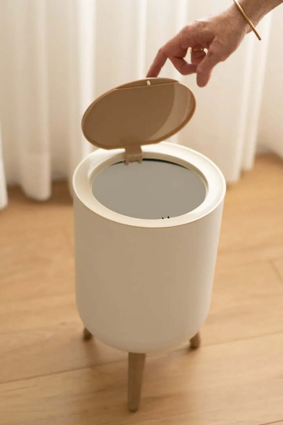 פח על רגליים 7 ליטר קוטר 22 גובה 36 לחיצה מלמילה איכותי